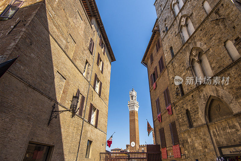 曼吉亚塔(Torre del Mangia)在广场的坎波锡耶纳市在托斯卡纳，意大利。